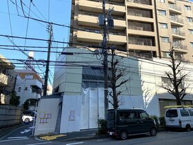 Hiroo older building changes hands