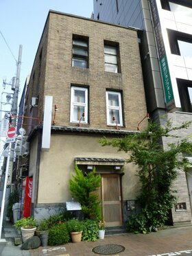 Fuji Yakuhin sells Ginza building