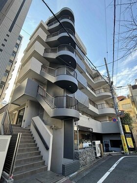 Dear Life sells apartment building in Arakicho, Shinjuku-ku