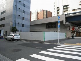 Cosmetics seller Stefany constructing building in Shinbashi, Tokyo