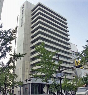 Former bank on Midosuji Boulevard being reconstructed into retail building